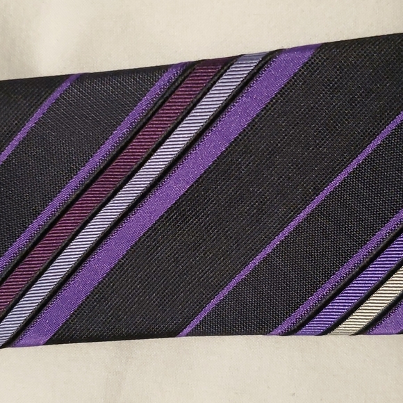 Men's Van Heusen purple with black and silver pattern tie - Picture 5 of 5